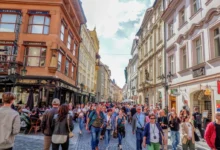 Praha přelidněná ulice