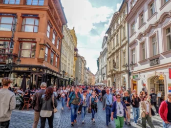 Praha přelidněná ulice