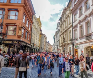 Praha přelidněná ulice