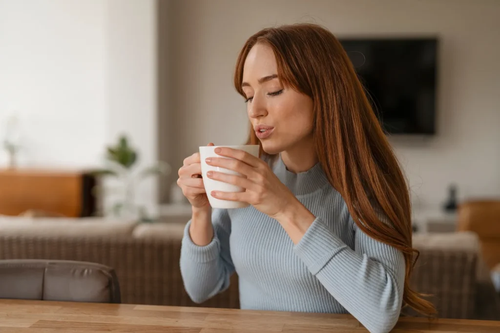 - ByznysDeník Žena pijící čaj