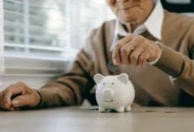 Žena si šetří na důchod