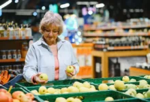 Stará žena nakupující jablka