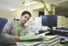 Muž čte složku s dokumenty