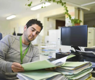 Mezi platy státních úředníku existují propastné rozdíly Muž čte složku s dokumenty