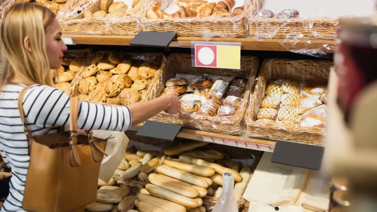 Žena nakupující pečivo