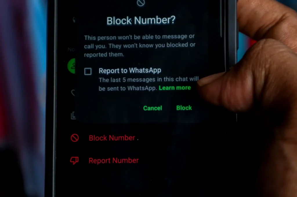 - ByznysDeník Dialogové okno na WhatsAppu s možností zablokovat nebo nahlásit kontakt.