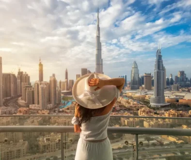 Mladá žena se dívá na Dubaj