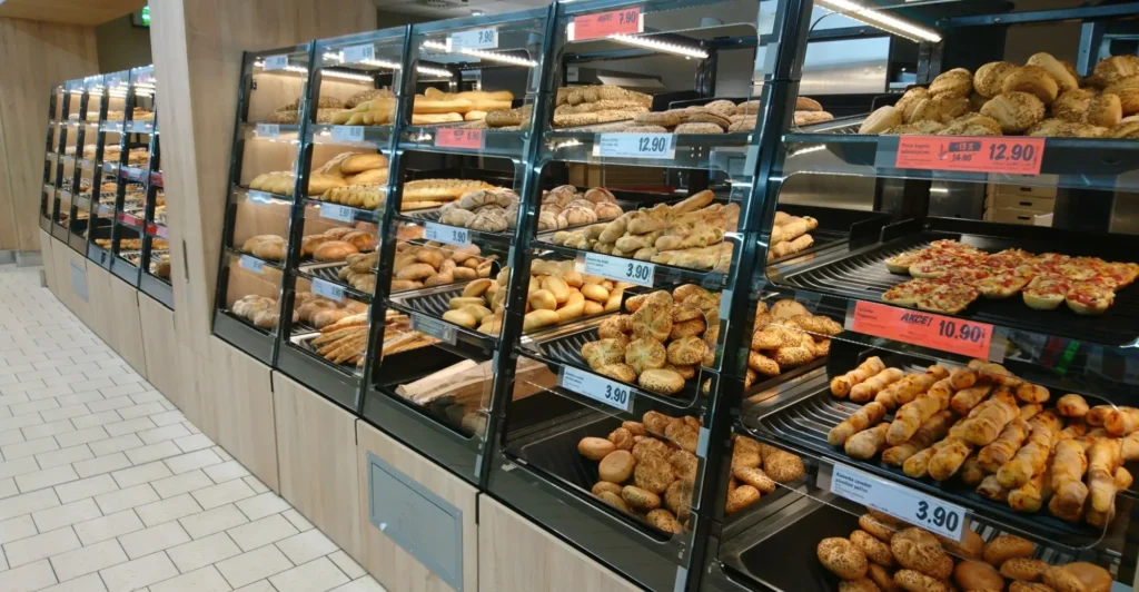 - ByznysDeník Regál s čerstvým pečivem v supermarketu