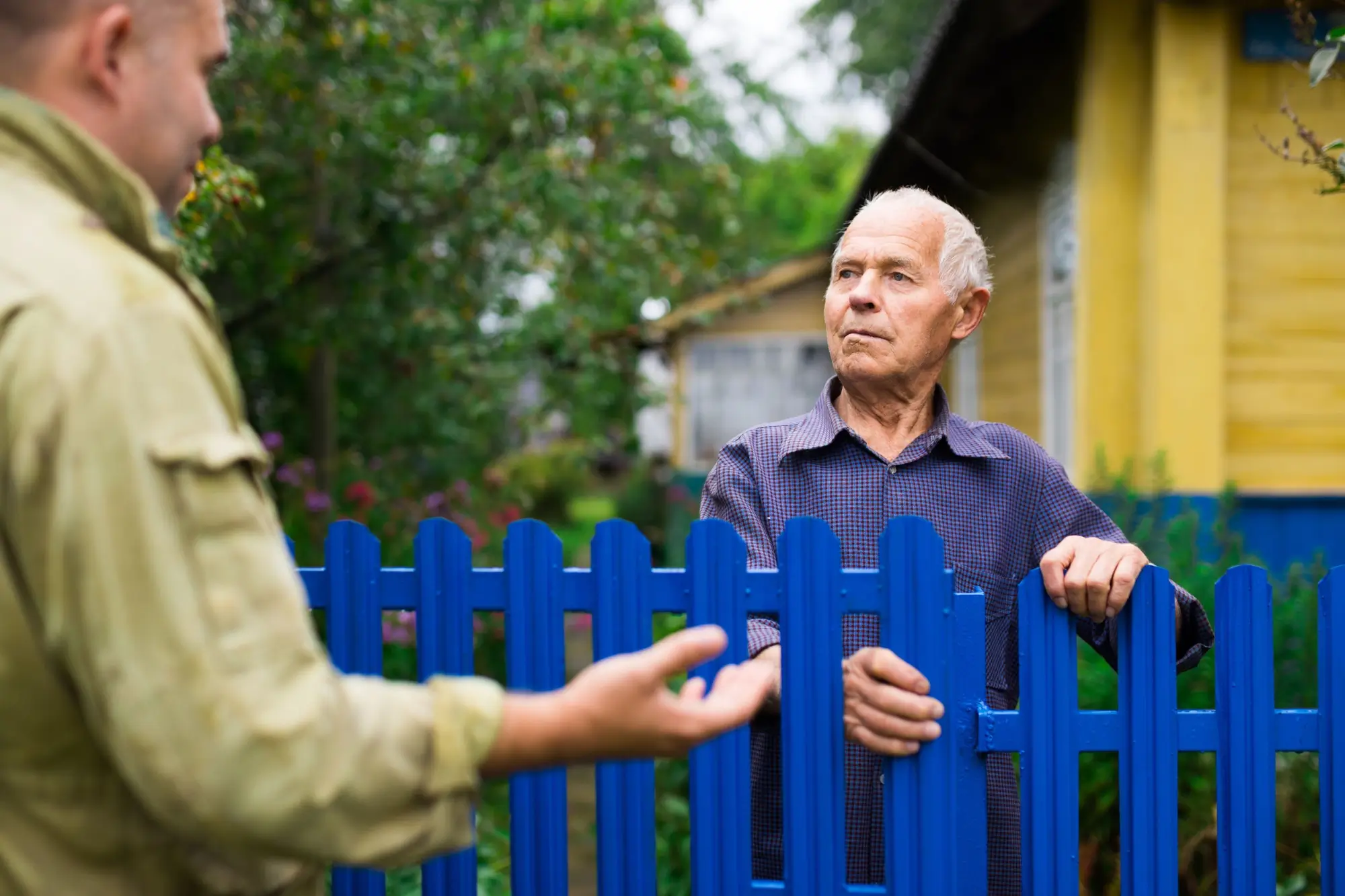 Právní konzultace: Je povoleno ořezávat větve a trhat rostliny, které zasahují ze sousedního pozemku na ten můj?