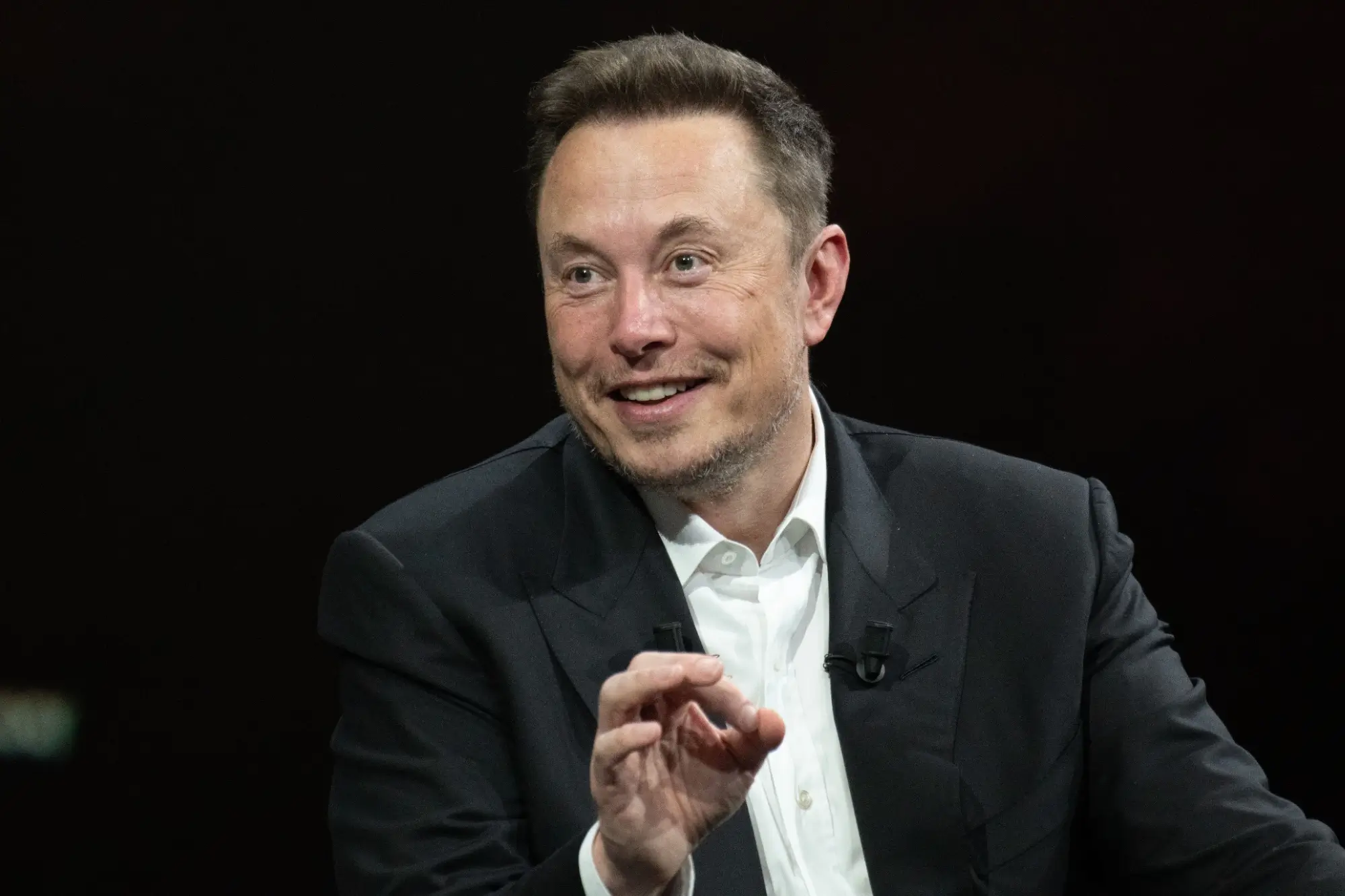 Mobilní telefony se stávají minulostí. Elon Musk odhalil, čím je během deseti let úplně nahradí.