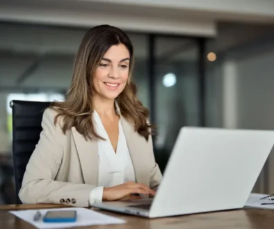 Manažerka pracuje na notebooku v moderní kanceláři