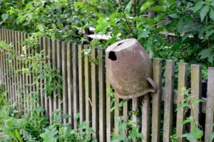 Kdo se stará o plot mezi sousedy a kdo hradí opravy: Může vzniknout problém, ale zákon hovoří jasně