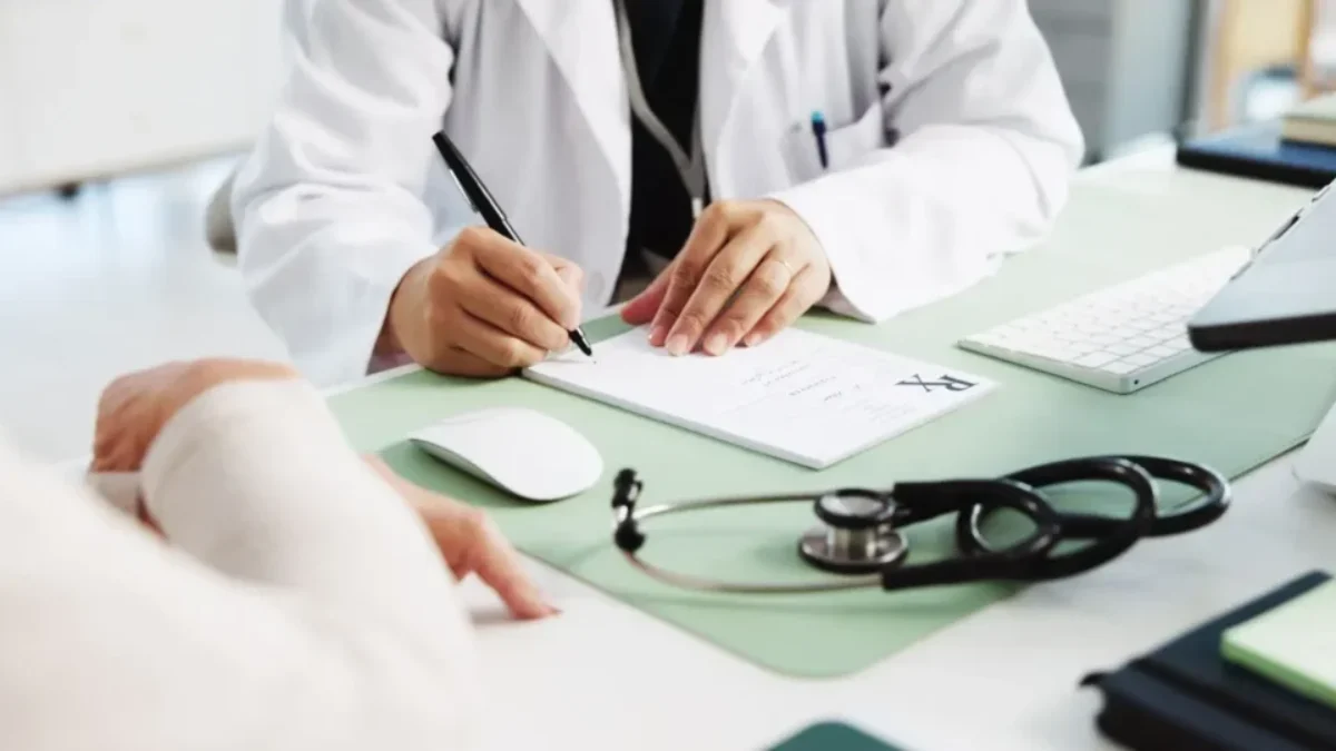 Detail lékaře, který zapisuje informace na formulář