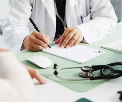 Detail lékaře, který zapisuje informace na formulář