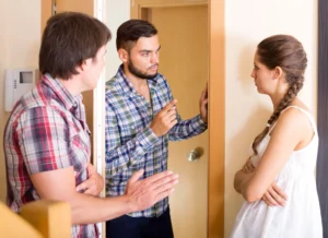 Právní poradna: Soused si ze společných prostor domu před bytem udělal druhou předsíň. Tvrdí, že je to jen jeho věc