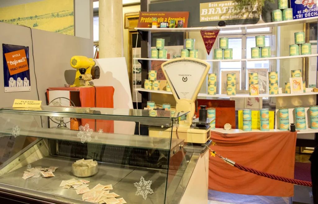 V muzeu socialismu se s těmi prázdnými pulty docela trefili. 