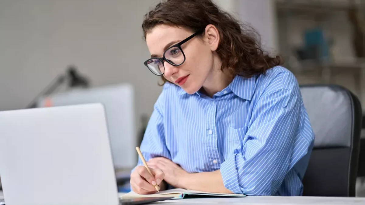 mladá žena u notebooku