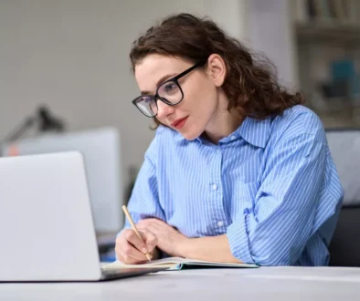 mladá žena u notebooku