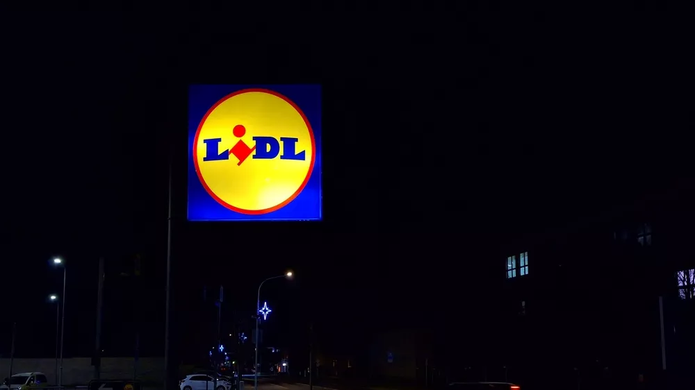 logo Lidl ve tmě