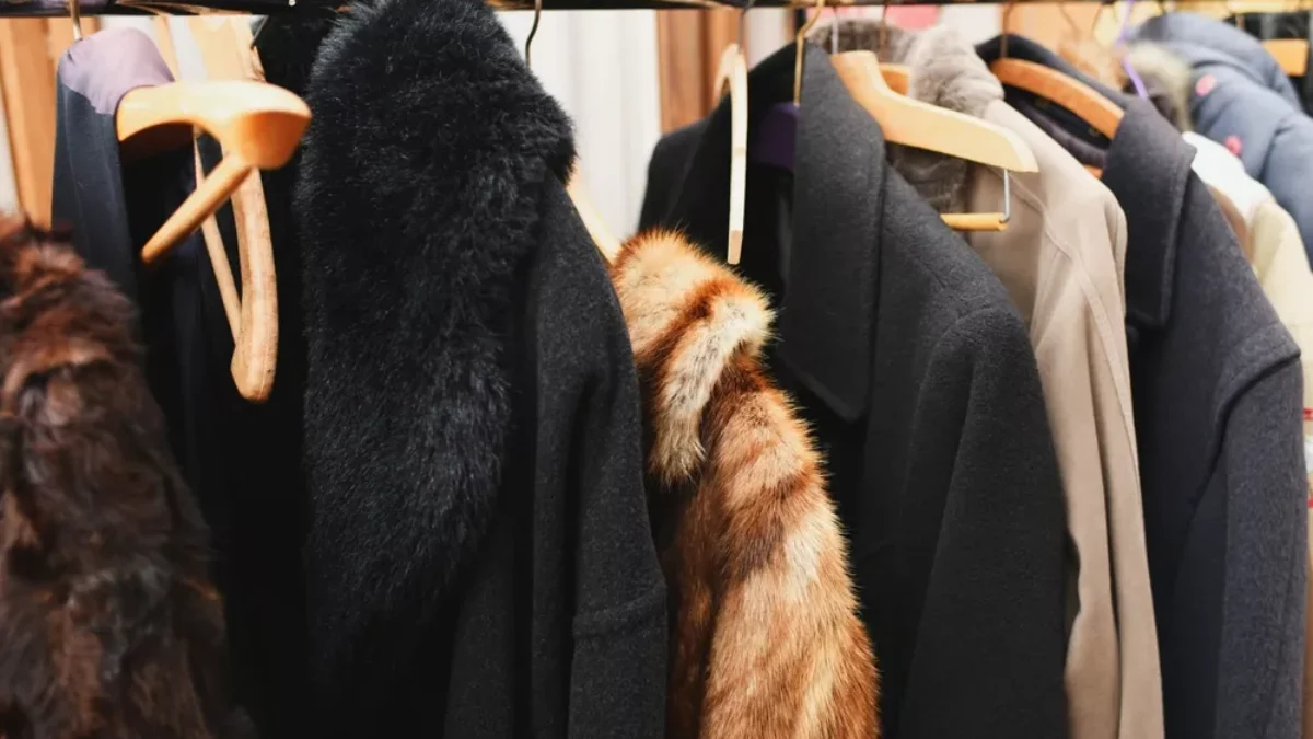 staré oblečení na ramínkách