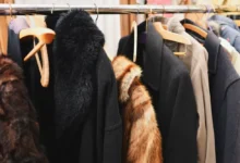 staré oblečení na ramínkách