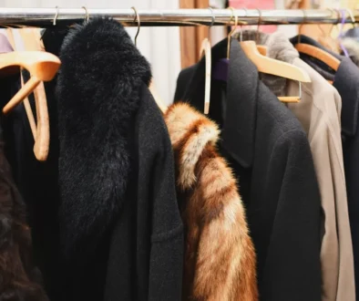 staré oblečení na ramínkách