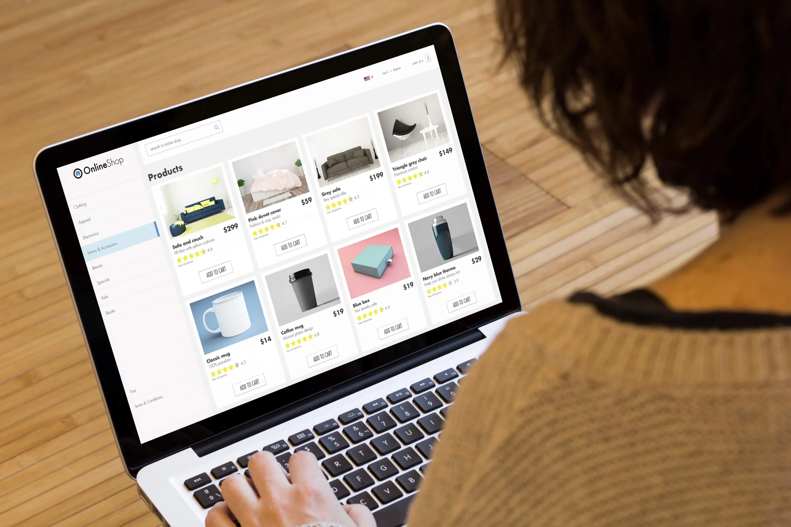 Žena prohlíží věci na e-shopu