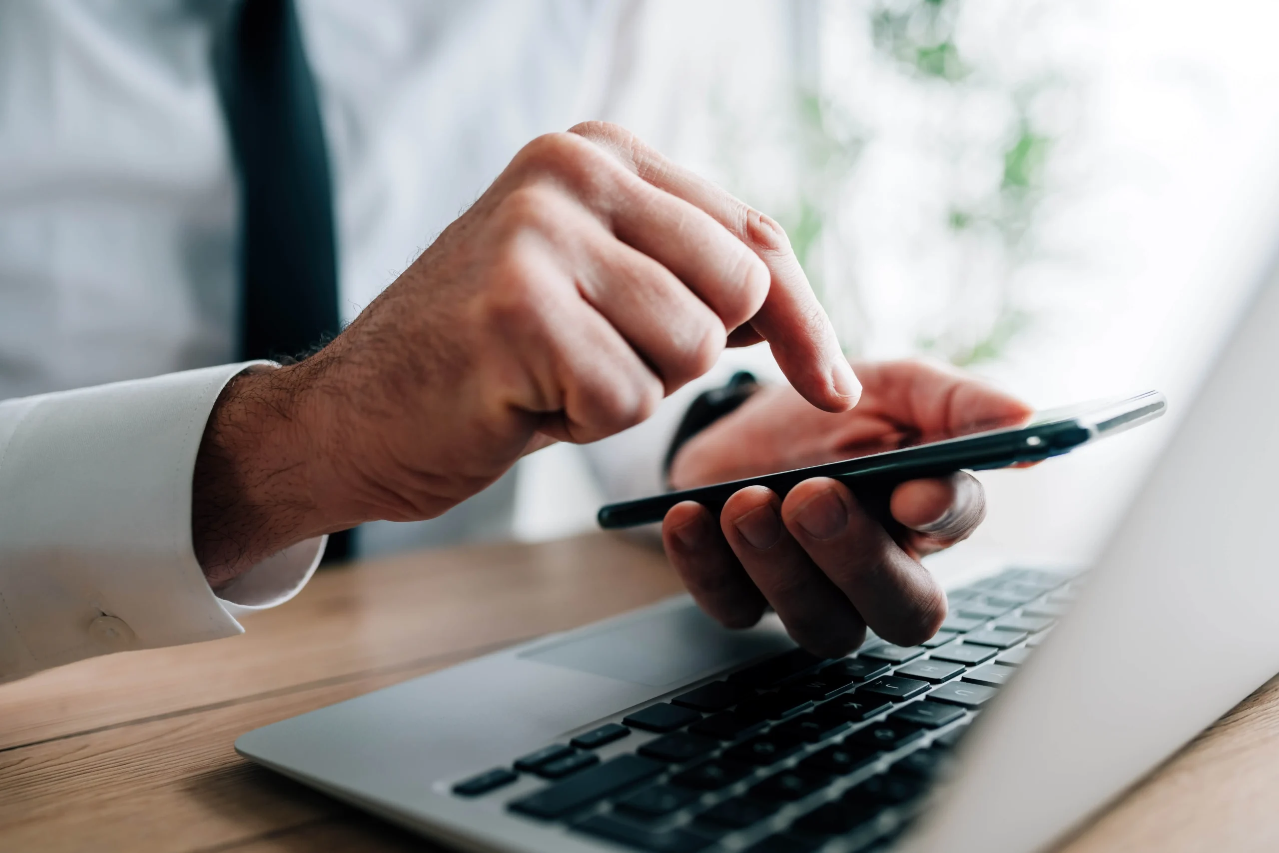 Muž používá smartphone