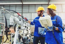 Muž a žena v hale s pracovním robotem.