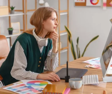 Žena podnikatelka u počítače