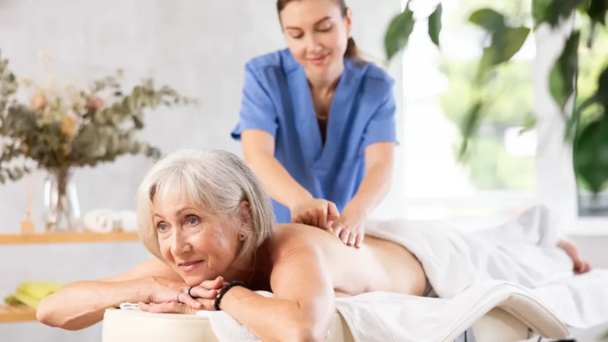 Seniorka v lázních během masáže