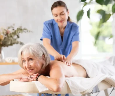 Seniorka v lázních během masáže