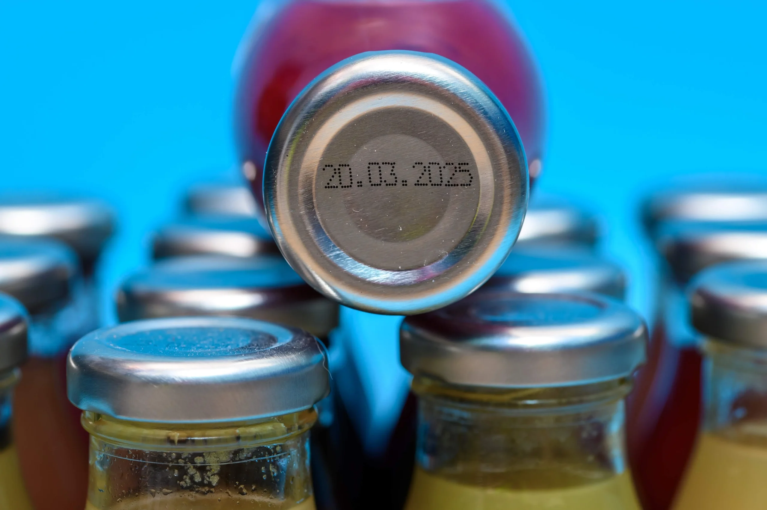 Víčko nápoje s datem spotřeby