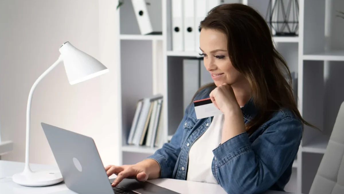 Žena se chystá platit online kartou