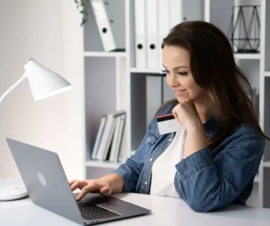 Žena se chystá platit online kartou