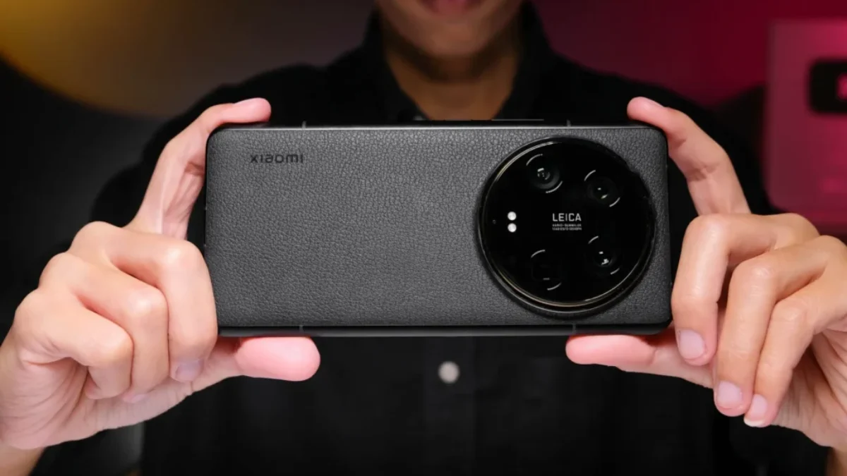 Muž drží telefon obouma rukama