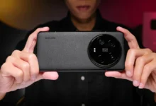 Muž drží telefon obouma rukama