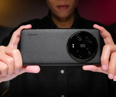 Muž drží telefon obouma rukama