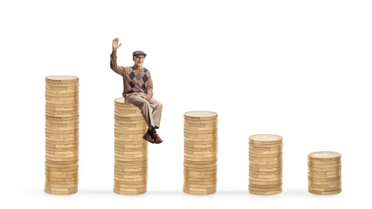 Důchodce sedící na mincích