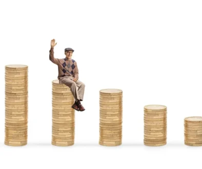 Důchodce sedící na mincích