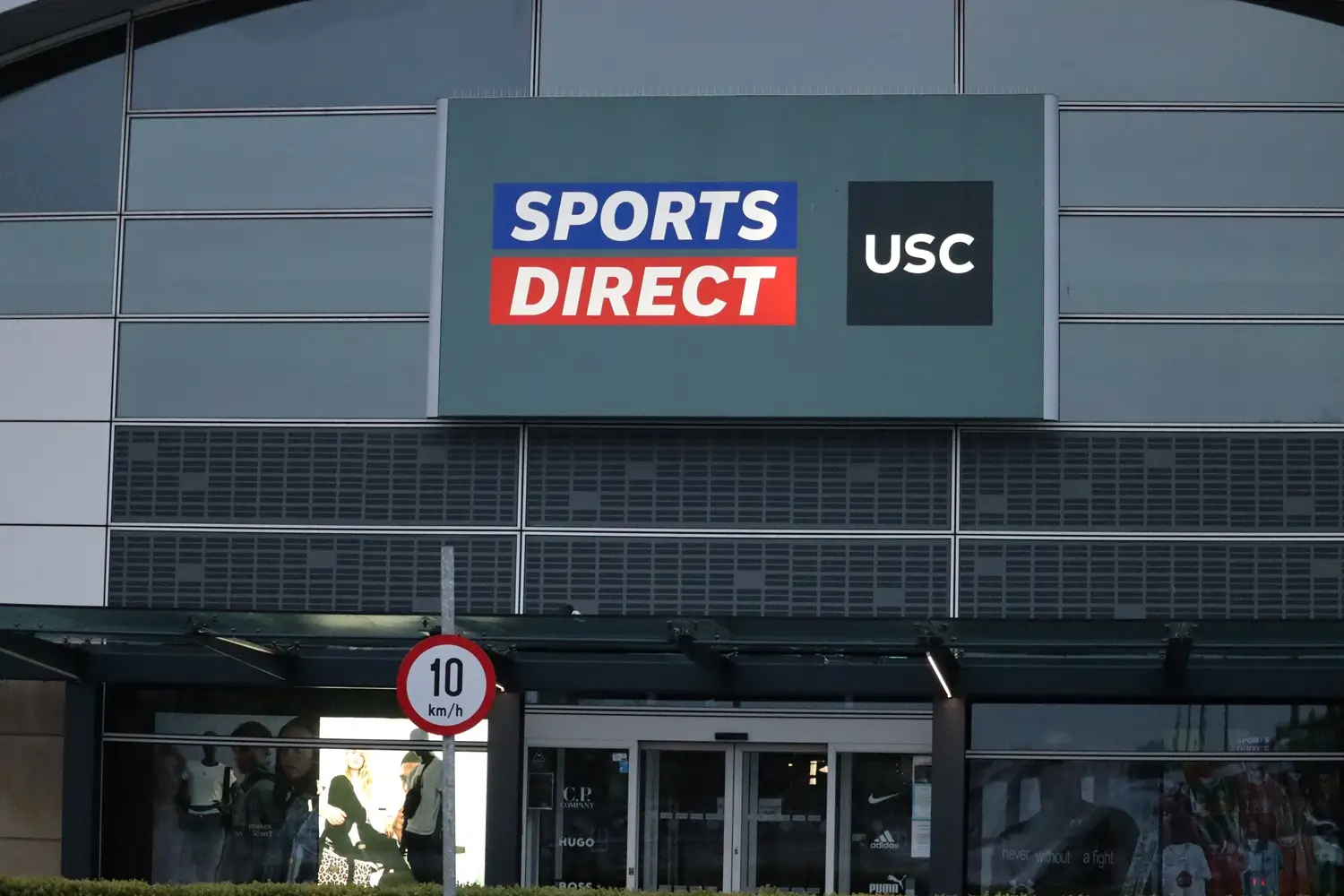 - ByznysDeník prodejna Frasers Group, dříve Sports Direct