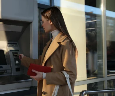 žena si vybírá peníze z bankomatu