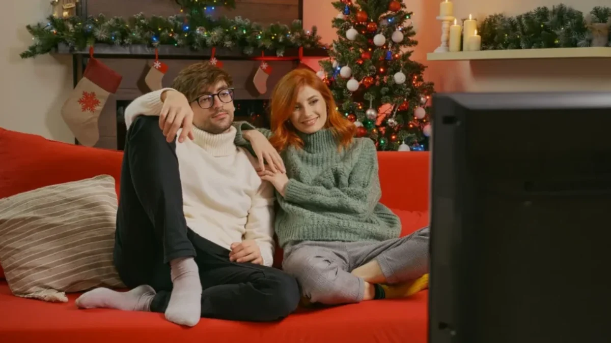Pár sledující televizi o Vánocích
