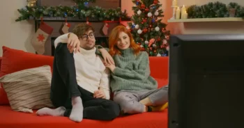 Pár sledující televizi o Vánocích