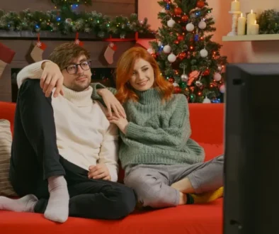 Pár sledující televizi o Vánocích
