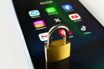 Austrálie zakázala sociální sítě pro děti.