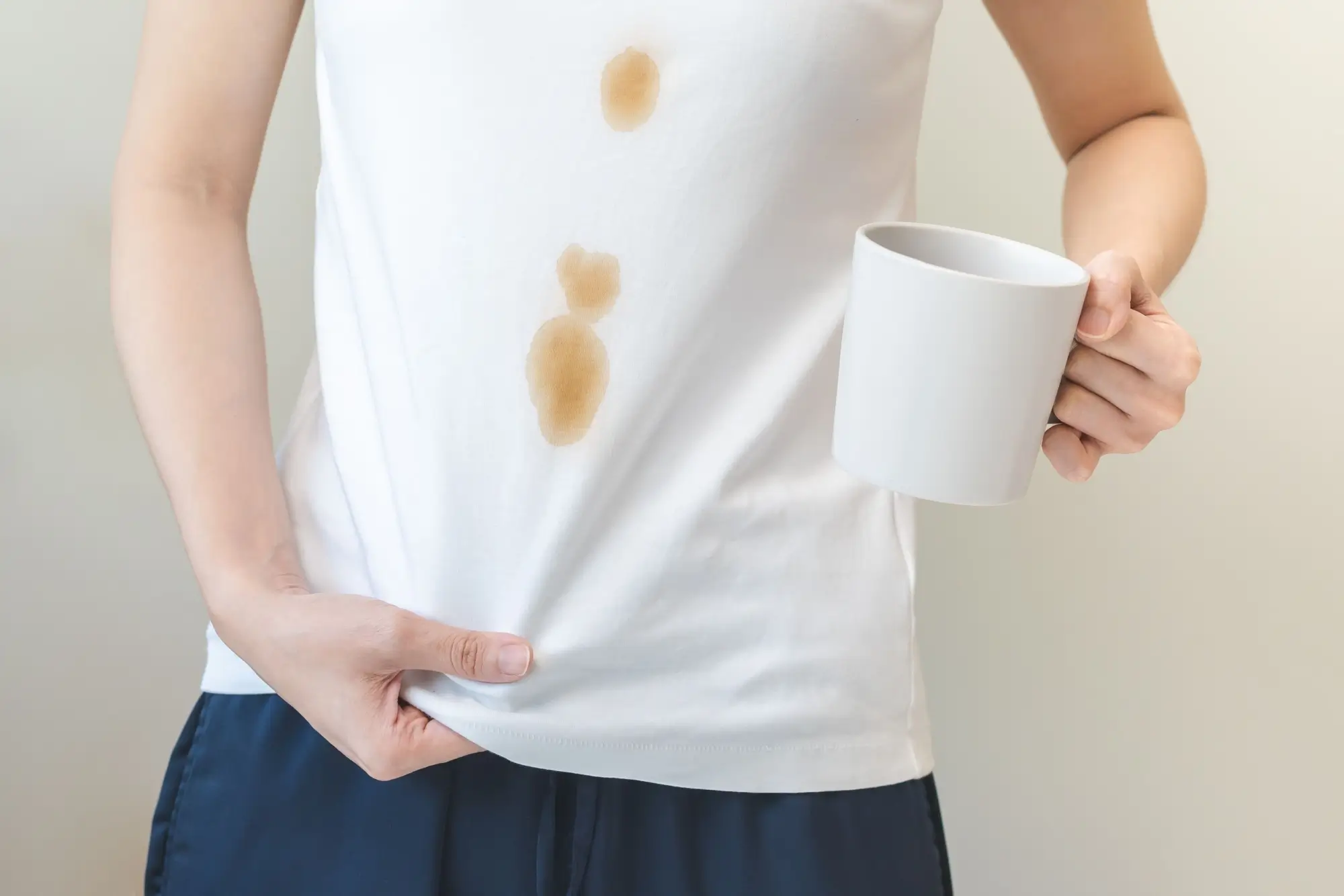 Zaschlé skvrny na bílém tričku dokáží být velmi odolné