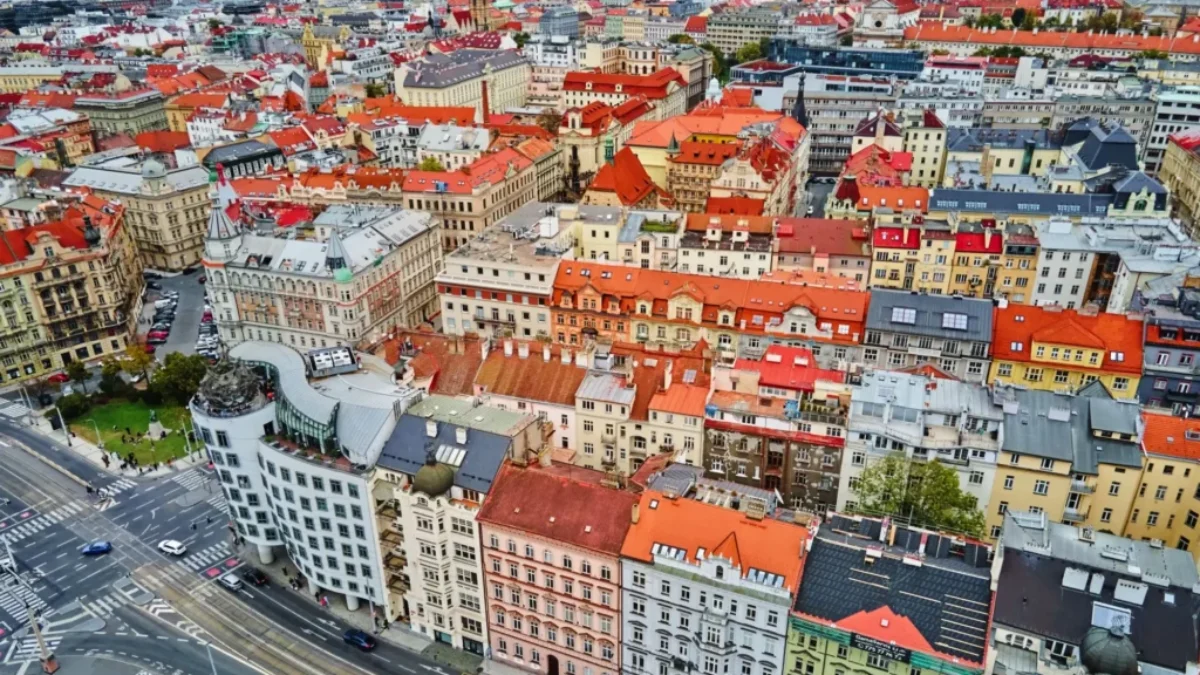 Pohled z výšky na domy v Praze