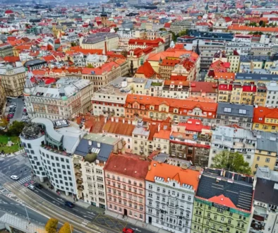 Pohled z výšky na domy v Praze