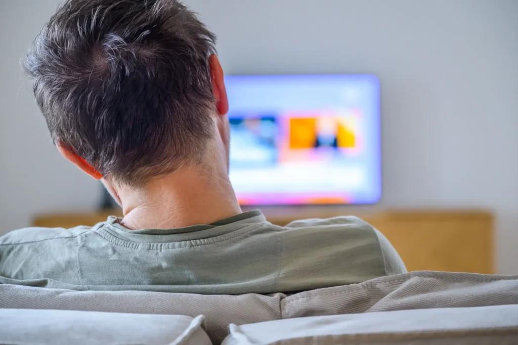 - ByznysDeník Muž sledující televizi